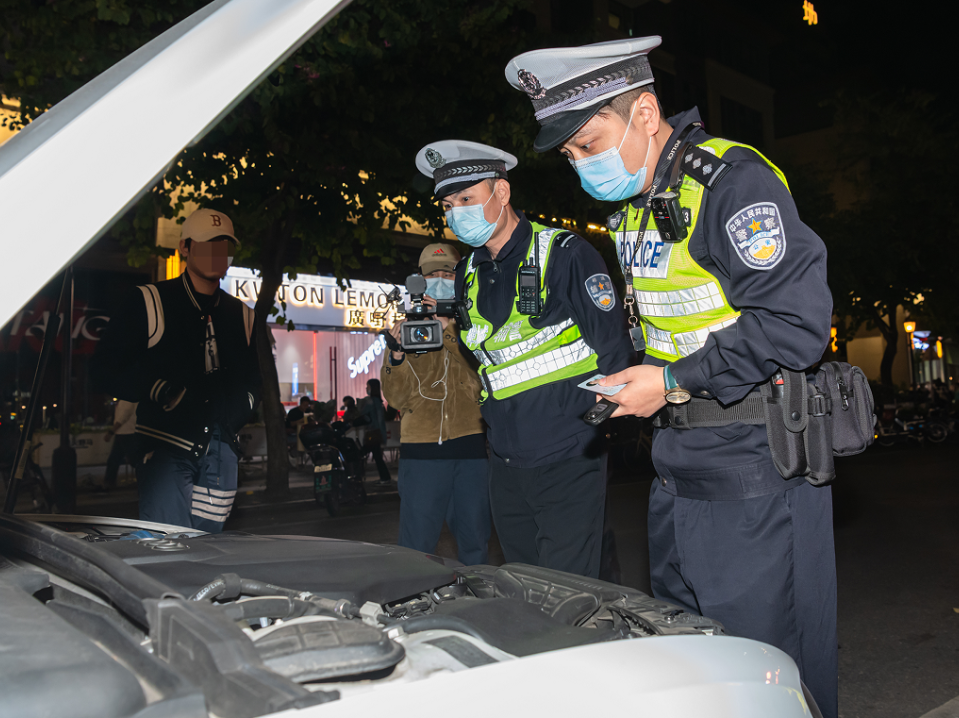 交警在查處非法改裝車(chē)。通訊員供圖