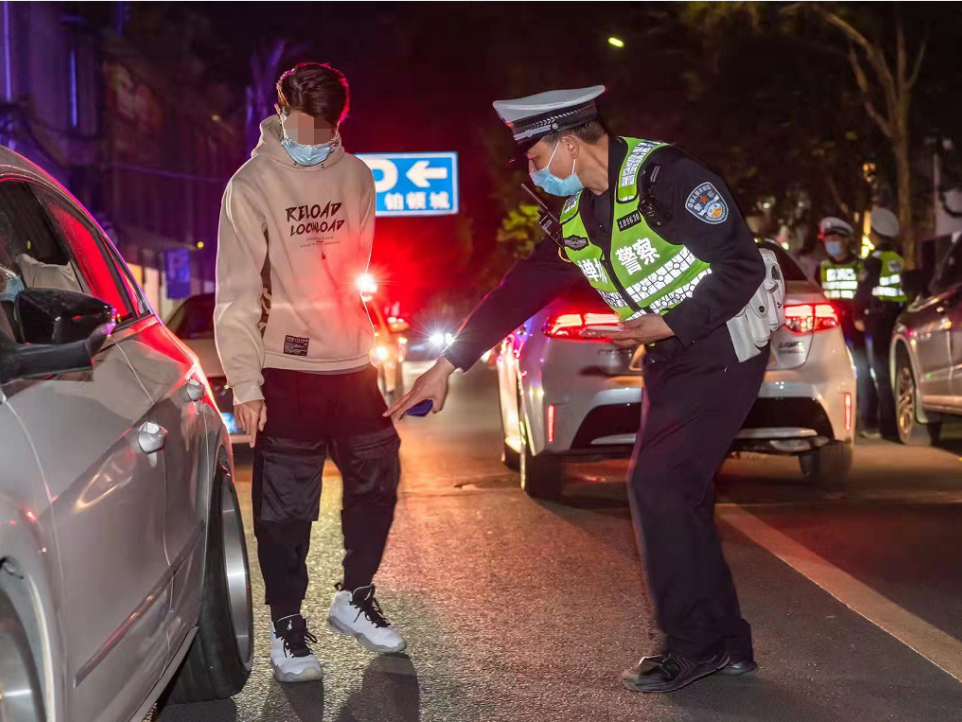 交警在查處非法改裝車(chē)。通訊員供圖